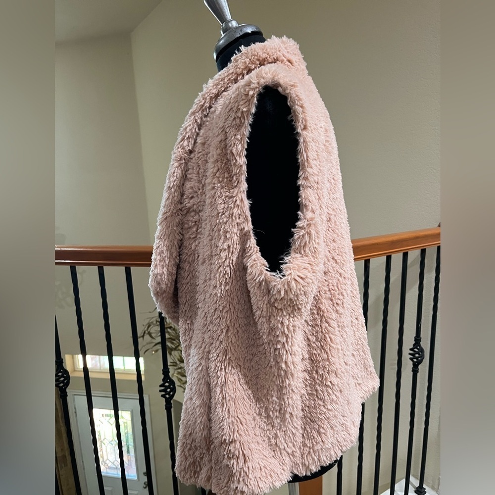 Calvin Klein FAUX FUR, BLUSH PINK WOMENS VEST, SIZE XL. - Picture 7 of 9